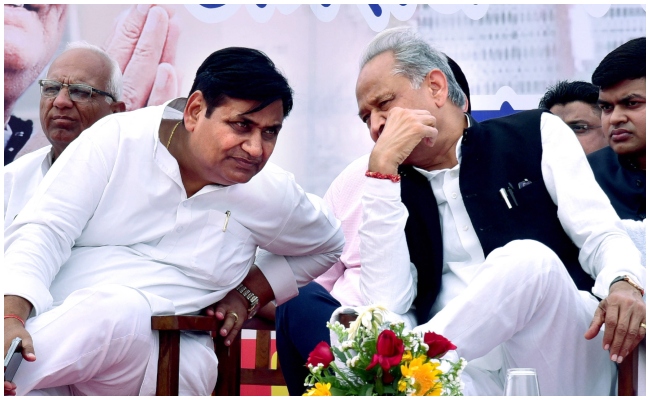 Rajasthan Politics: एक महीने पहले लिखी चिट्ठी अब आई सामने, वागड़-मेवाड़ कांग्रेस में मची खलखली Rajasthan Politics: एक महीने पहले लिखी चिट्ठी अब आई सामने, वागड़-मेवाड़ कांग्रेस में मची खलखली