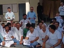 "धैर्य जवाब दे रहा..." : अमेठी में कांग्रेस कार्यकर्ता उम्मीदवार की घोषणा के लिए धरने पर बैठे