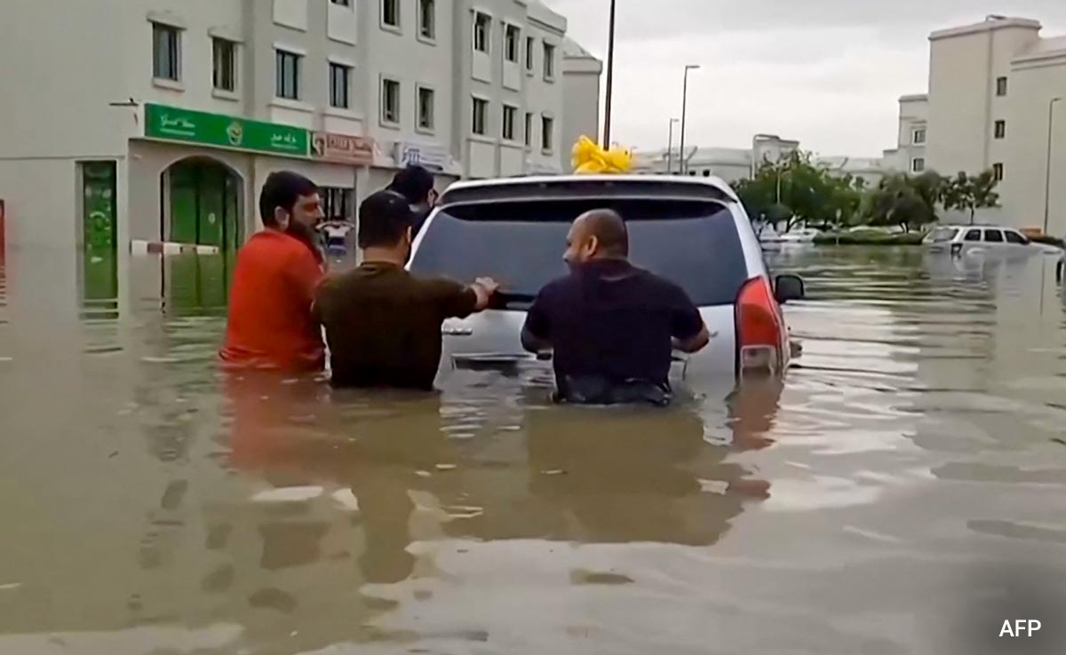 जंग के बीच अब आसमानी आफत! मिडिल ईस्ट पर 'मेगा स्टॉर्म' का खतरा, बाढ़ और भारी तबाही का अलर्ट