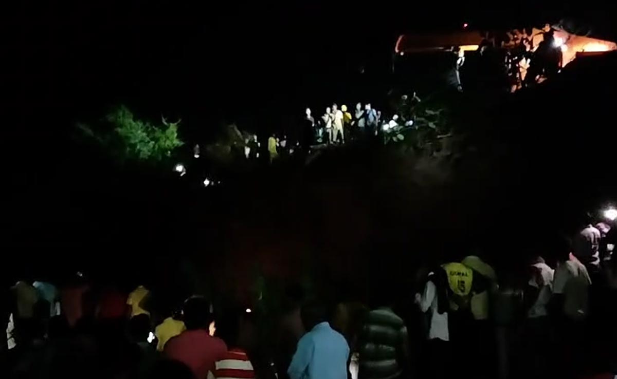 Durg Bus Accident: दुर्ग में हुआ बड़ा हादसा, अनियंत्रित होकर खदान में गिरी बस, 12 की मौत, 15 से अधिक घायल