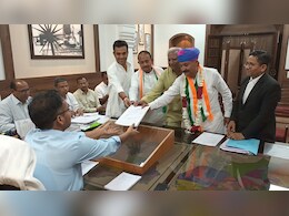 कांग्रेस प्रत्याशी करण सिंह ने भरा पर्चा, बोले- '70 साल का रिपोर्ट कार्ड मांगने वाले 10 साल का रिपोर्ट कार्ड नहीं दे पाए'