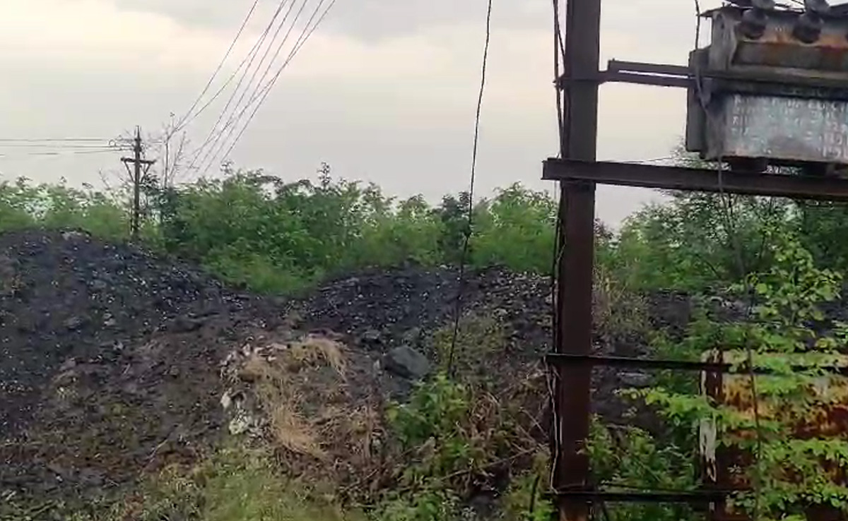 Chhattisgarh: खनिज विभाग की लापरवाही, हाईटेंशन तारों के नीचे सैकड़ों टन कोयला है डंप