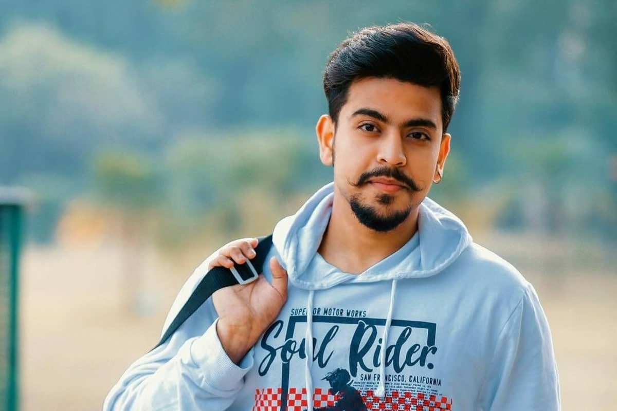 Abhijeet Kain Mimics Air Hostess in Viral Video