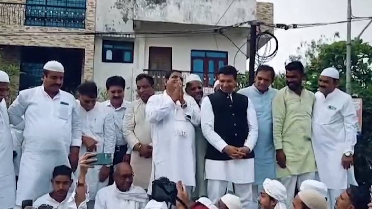 लोगों के बीच ईद मनाने पहुंचे जीतू पटवारी और दिग्विजय सिंह