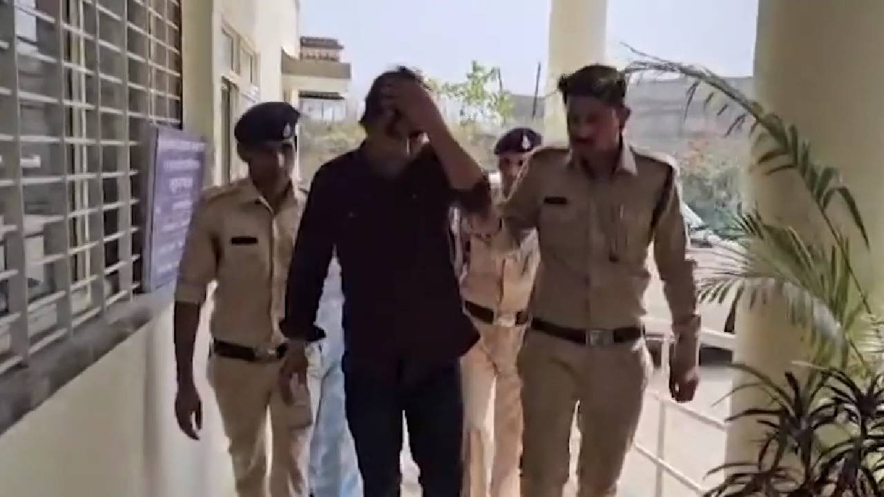 कोचिंग संचालक महिलाओं संग बनाता था अश्लील वीडियो, हुआ गिरफ्तार