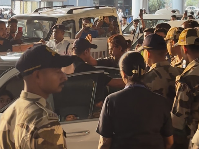 "Love You," The Fans Chanted. Shah Rukh Khan's Reaction