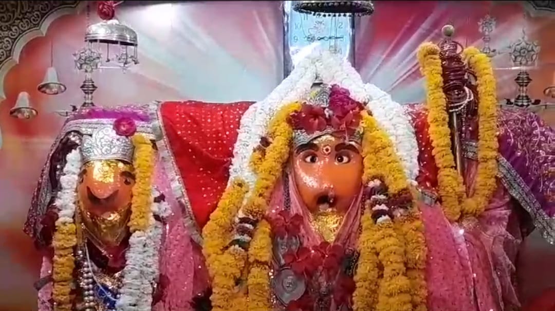 जानिए अनोखे मंदिर के बारें में, जहां भैरव और भवानी हैं एक ही गद्दी पर, यहां माता के दिन में दिखते हैं तीन रूप