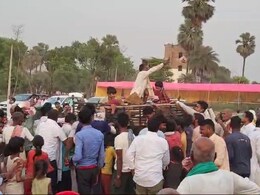 VIDEO: समस्तीपुर में तेजस्वी यादव की सभा के बाद नाश्ते के लिए भीड़ ने की लूटामारी VIDEO: समस्तीपुर में तेजस्वी यादव की सभा के बाद नाश्ते के लिए भीड़ ने की लूटामारी