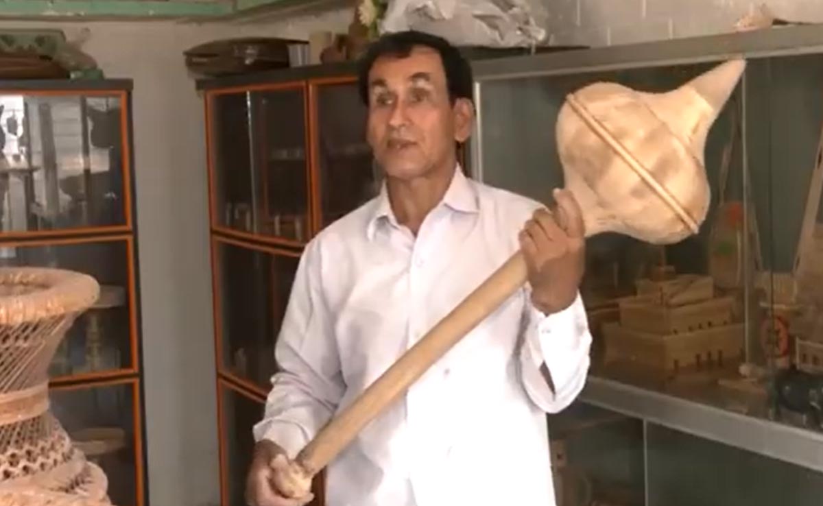  जैकेट, किताबें, कलम, स्ट्रॉ ही नहीं बांस से बना डाला पूरा गांव, असम के Bamboo Man मोहन सैकिया के हाथों में है जादू