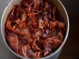 प्याज के छिलकों को उबालकर कर सकती हैं घर के ये 4 काम प्याज के छिलकों को उबालकर कर सकती हैं घर के ये 4 काम