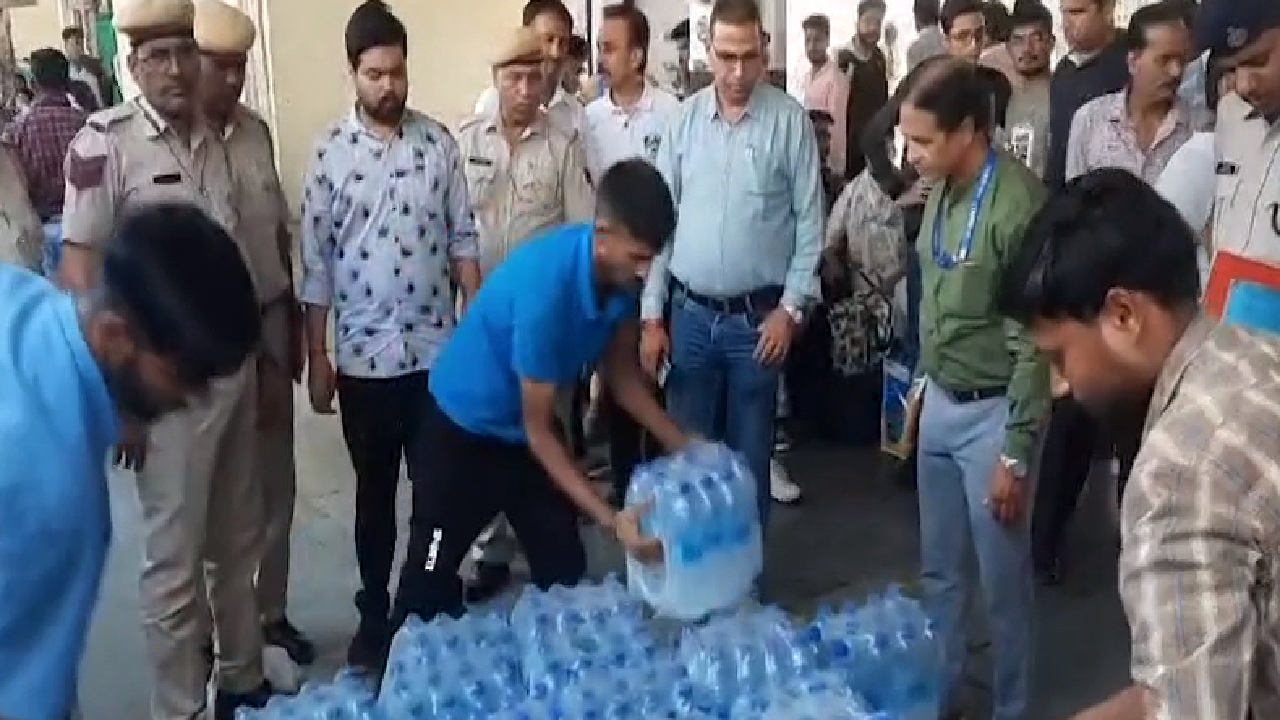 कोटा में चेकिंग के दौरान सफलता ट्रेन से अवैध पानी की बोतल बरामद