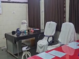 Koriya: जिला अस्पताल में शाम के समय OPD में नहीं बैठते डॉक्टर, सुबह भी हो रही लापरवाही Koriya: जिला अस्पताल में शाम के समय OPD में नहीं बैठते डॉक्टर, सुबह भी हो रही लापरवाही