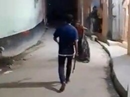 Video : डंडा लेकर पीछे दौड़ा कलयुगी बेटा, सरेराह अपनी मां को पीटा, पुलिस ने किया गिरफ्तार Video : डंडा लेकर पीछे दौड़ा कलयुगी बेटा, सरेराह अपनी मां को पीटा, पुलिस ने किया गिरफ्तार