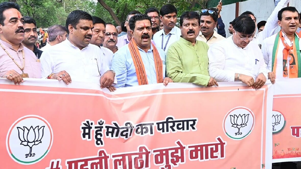 Lok Sabha Election 2024: पीएम मोदी पर विवादित बयान BJP ने किया चरण दास के घर का घेराव