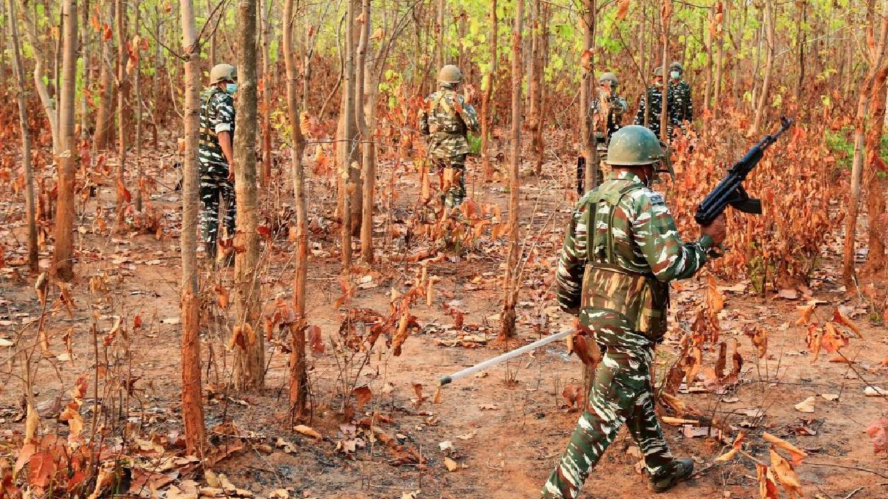 Naxal Encounter in Chhattisgarh's Abujmad: नारायणपुर एनकाउंटर में बड़ा अपडेट, अबतक 10 नक्सली ढेर