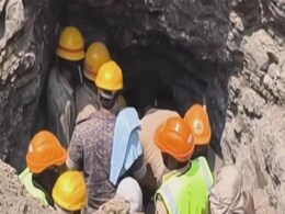 VIDEO: जानें 16 फीट गहरे बोरवेल में गिरे बच्चे तक कैसे पहुंची रेस्क्यू टीम? VIDEO: जानें 16 फीट गहरे बोरवेल में गिरे बच्चे तक कैसे पहुंची रेस्क्यू टीम?