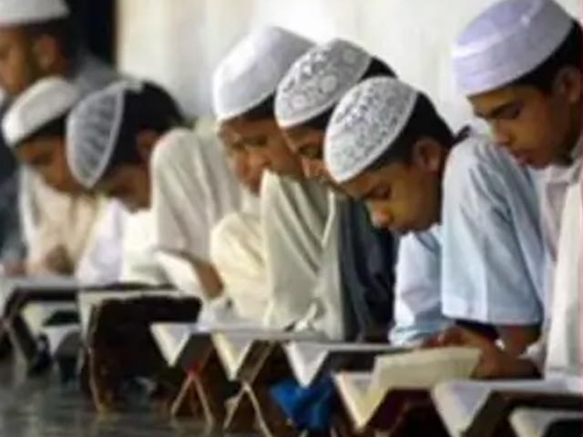 UP Madarsa Act: UP के मदरसों को सुप्रीम कोर्ट से राहत, 17 लाख छात्रों को फायदा |Des Ki Baat