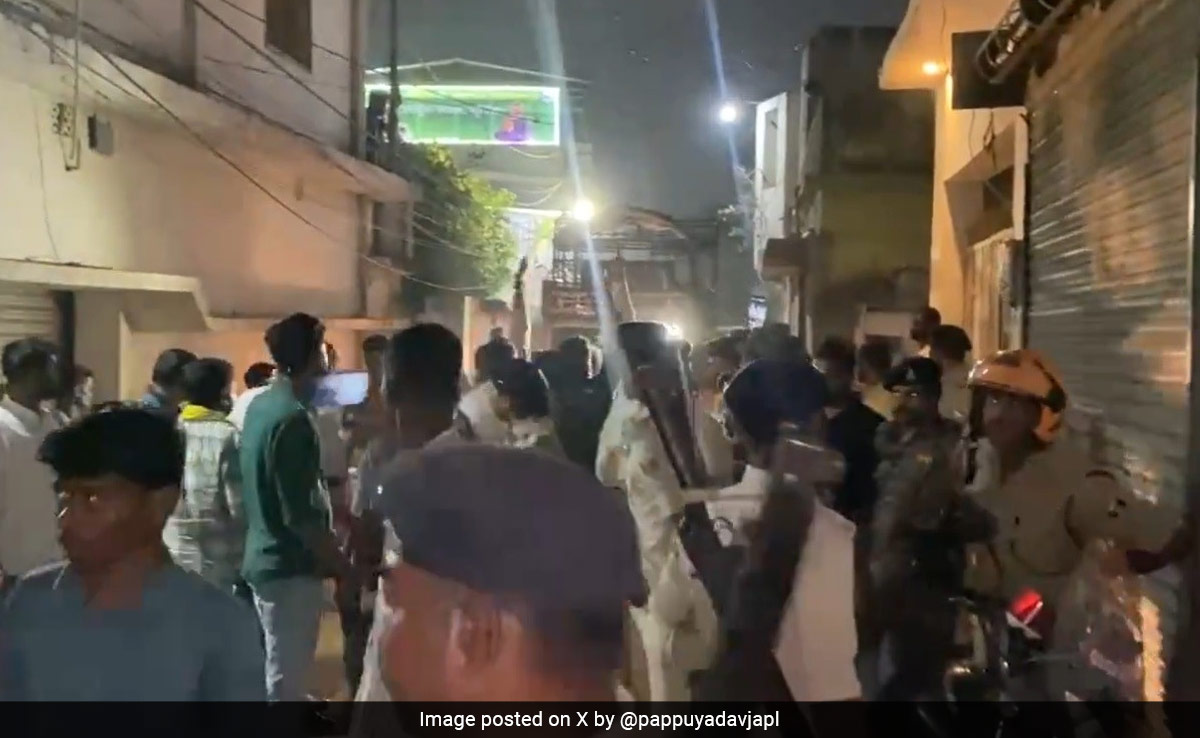 पूर्णिया के निर्दलीय प्रत्याशी पप्पू यादव के कार्यालय में पुलिस की छापेमारी