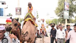 Lok Sabha Election 2024: ऊंट पर बैठकर जनसंपर्क के लिए गांव पहुंचे प्रत्याशी ने अनोखे अंदाज में वोट मांगे