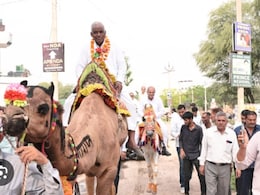 Lok Sabha Election 2024: ऊंट पर बैठकर जनसंपर्क के लिए गांव पहुंचे प्रत्याशी ने अनोखे अंदाज में वोट मांगे
