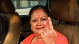 Rajasthan Politics: राजस्थान की पूर्व CM वसुंधरा राजे ने झालावाड़ में डाला वोट, बोलीं- 'मैं जीत को लेकर पूरी तरह आश्वस्त'