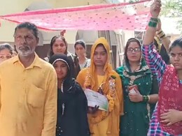 Lok Sabha Election 2024 Phase 2 Voting: पूर्व CM वसुंधरा राजे की अपील लाई रंग, हल्दी की रस्म छोड़कर वोट डालने आई दुल्हन Lok Sabha Election 2024 Phase 2 Voting: पूर्व CM वसुंधरा राजे की अपील लाई रंग, हल्दी की रस्म छोड़कर वोट डालने आई दुल्हन