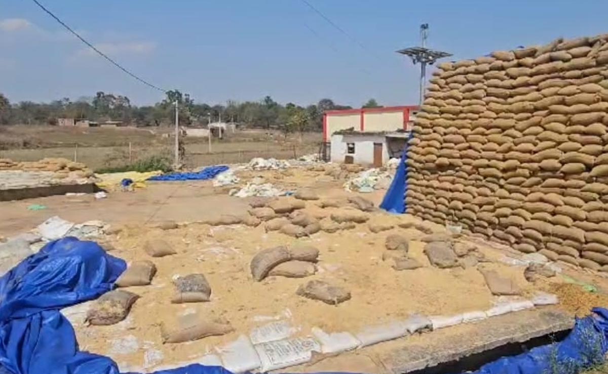 कोरिया जिले में अभी तक खरीदी केंद्रों से नहीं हुआ धान का उठाव, हर बोरी में 2 किलो वजन कम, समिति ने दिया ये तर्क