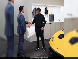 उद्योगपतीने लेकाला 18व्या वाढदिवशी दिली 5 कोटींची कार, Video पाहून तुम्हीही म्हणाल - 'गिफ्ट असावं तर असं' उद्योगपतीने लेकाला 18व्या वाढदिवशी दिली 5 कोटींची कार, Video पाहून तुम्हीही म्हणाल - 'गिफ्ट असावं तर असं'