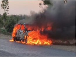 मेरठ: चलती कार में आग लगने से 4 लोगों की जिंदा जलकर मौत मेरठ: चलती कार में आग लगने से 4 लोगों की जिंदा जलकर मौत