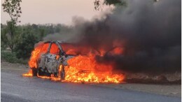 Banswara Car Fire: चलती कार में लगी भीषण आग, ड्राइवर ने कूदकर बचाई अपनी जान, वायरल हुआ वीडियो