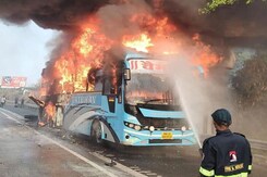Bus Erupts In Flames On Mumbai-Pune Expressway, 36 Escape Unhurt Bus Erupts In Flames On Mumbai-Pune Expressway, 36 Escape Unhurt