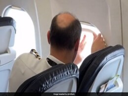Video: United Airlines Pilot Caught Repairing Plane's Window Moments Before Takeoff Video: United Airlines Pilot Caught Repairing Plane's Window Moments Before Takeoff