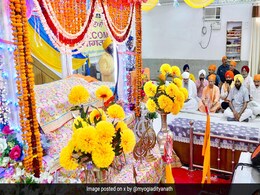 CM योगी ने दी बैसाखी की शुभकामनाएं, लखनऊ स्थित गुरुद्वारे में टेका मत्था CM योगी ने दी बैसाखी की शुभकामनाएं, लखनऊ स्थित गुरुद्वारे में टेका मत्था