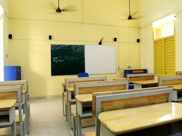 झारखंड : प्रिंसिपल ने 10वीं क्लास की 80 छात्राओं के उतरवाए शर्ट, सिर्फ ब्लेजर में भेजा घर झारखंड : प्रिंसिपल ने 10वीं क्लास की 80 छात्राओं के उतरवाए शर्ट, सिर्फ ब्लेजर में भेजा घर