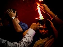 बहुत महत्वपूर्ण होती है नवरात्रि में अष्टमी की पूजा, इस दिशा में बैठ कर करनी चाहिए महागौरी की अराधना बहुत महत्वपूर्ण होती है नवरात्रि में अष्टमी की पूजा, इस दिशा में बैठ कर करनी चाहिए महागौरी की अराधना