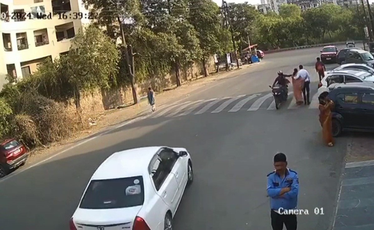 नोएडा के इस पॉश इलाके में बदमाश दिनदड़ाड़े कैसे ले उड़े महिला के गले से चेन, देखें Video