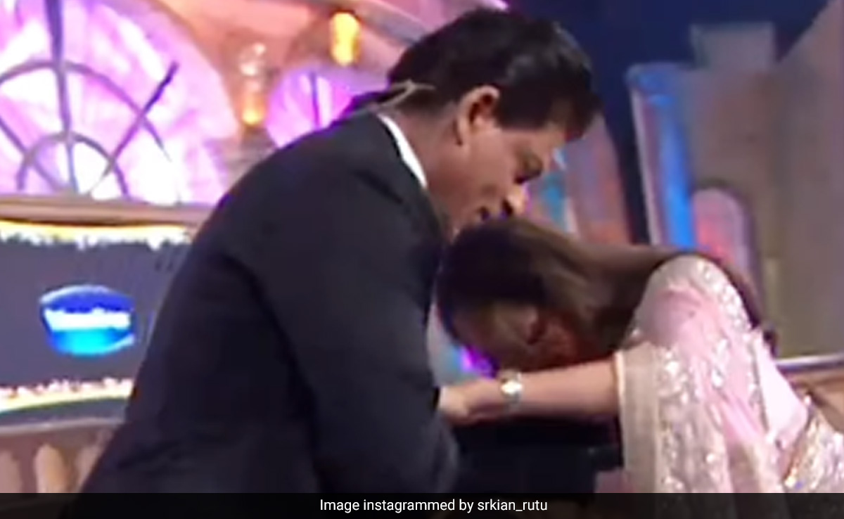 अवॉर्ड लेने जा रही थीं हेमा मालिनी, पांव से निकला सैंडल, शाहरुख खान ने किया कुछ ऐसा आज भी बार-बार क्लिक होता है ये वीडियो