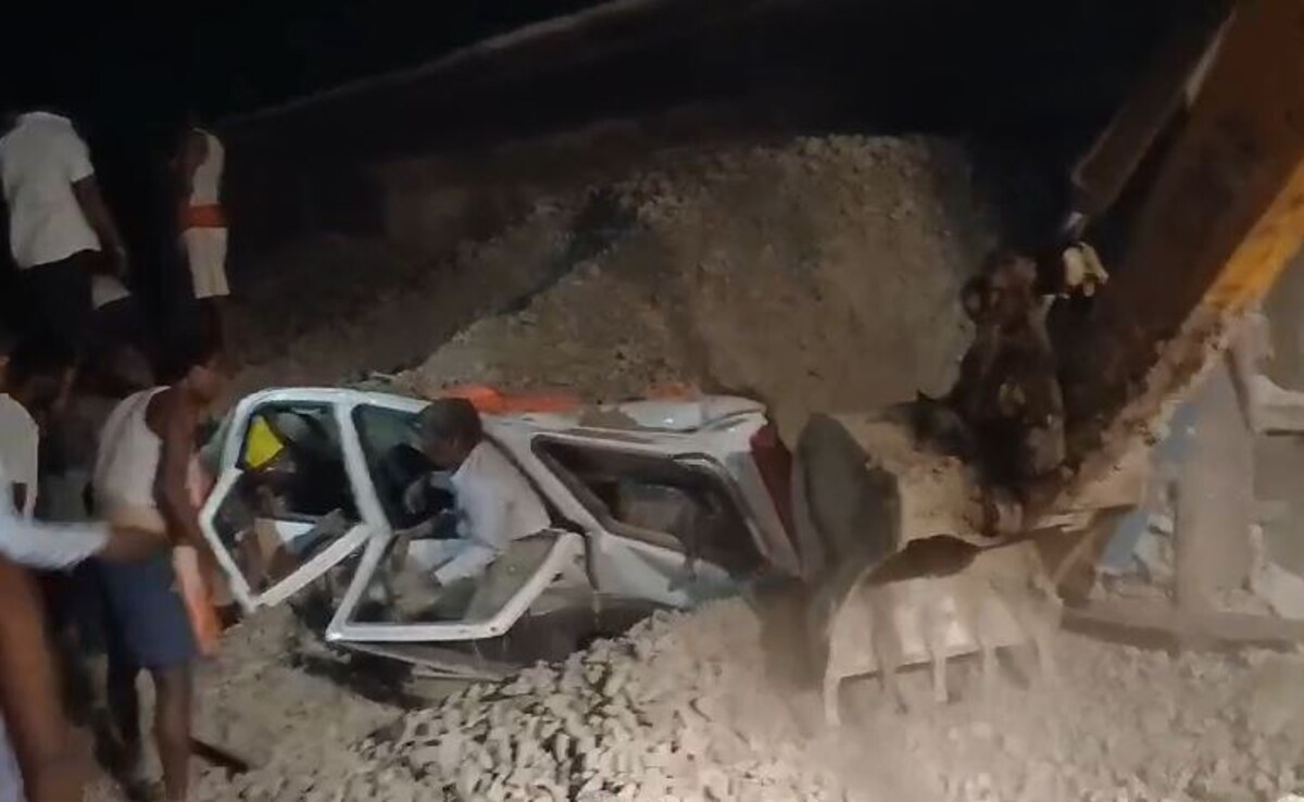 Bihar : संतुलन खो कर स्कॉर्पियो पर जा पलटा ट्रक, हादसे में 6 लोगों की मौत 3 घायल