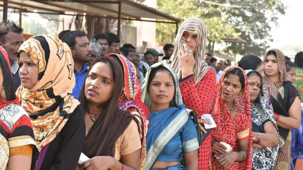 Lok Saba Election : नक्सलियों के इस गढ़ में वोटिंग का जुनून, देखिए खूबसूरत तस्वीरें