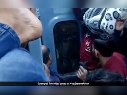 Video : AC कोचमध्ये येऊ दिलं नाही म्हणून प्रवासी संतापला, दाराची फोडली काच