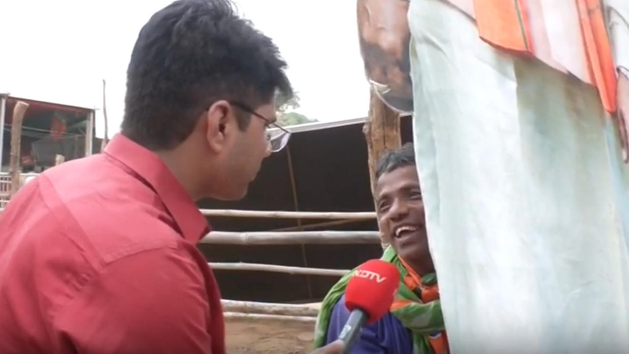 बस्तर में पीएम मोदी की रैली के बाद पोस्टर और कट आउट्स घर ले गए लोग