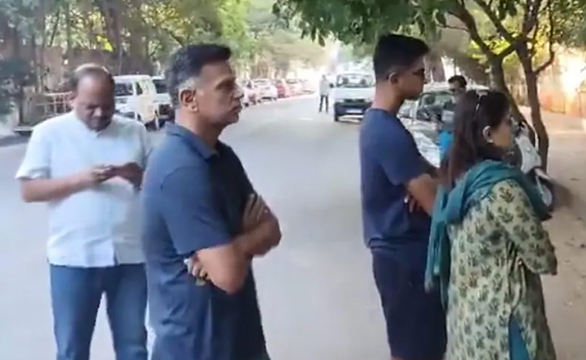 VIDEO: 'जेंटलमैन' राहुल द्रविड़ ने वोटिंग सेंटर पर अपने व्यवहार से जीता सबका दिल