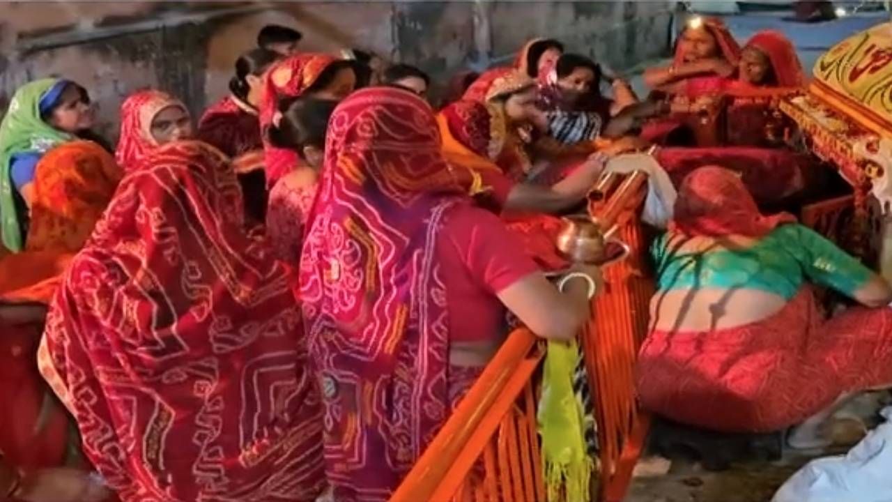 जानिए क्यों बासी खाने के भोग से मां शीतला होती हैं प्रसन्न?