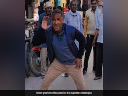 बीच सड़क पर अंकल ने शाहरुख खान के गाने पर किया ऐसा डांस लोगों की खुल गई आंखें, बोले- बॉलीवुड में आपकी कमी है बीच सड़क पर अंकल ने शाहरुख खान के गाने पर किया ऐसा डांस लोगों की खुल गई आंखें, बोले- बॉलीवुड में आपकी कमी है