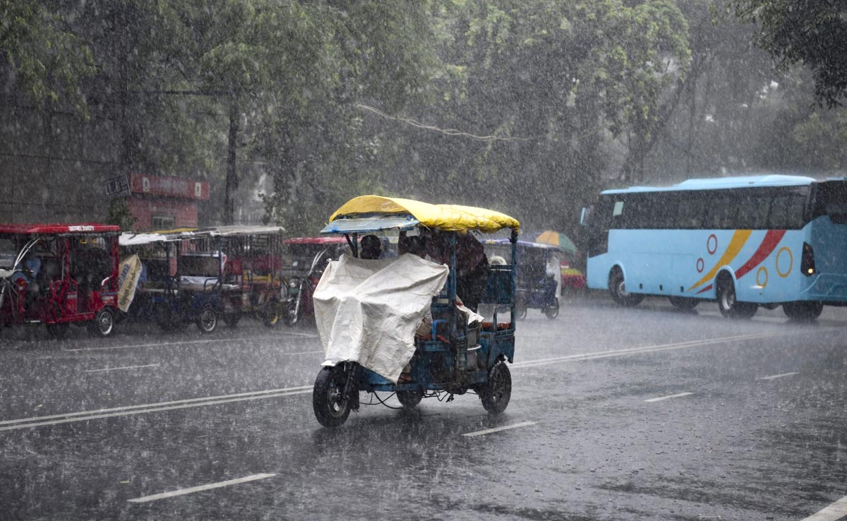 Rajasthan Weather Update: राजस्थान में वोटिंग की लंबी कतारों में वोटर्स को मिलेगी गर्मी से राहत, इन जिलों में आज बारिश की संभावना