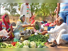Rajasthan Politics: सड़क पर सब्जी बेचती नजर आईं अशोक गहलोत की पुत्रवधु, वैभव को जिताने के लिए पूरे परिवार ने जालोर में डाला डेरा Rajasthan Politics: सड़क पर सब्जी बेचती नजर आईं अशोक गहलोत की पुत्रवधु, वैभव को जिताने के लिए पूरे परिवार ने जालोर में डाला डेरा