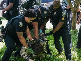US : फिलिस्तीन के समर्थन में प्रदर्शन को रोकने के लिए पुलिस ने यूनिवर्सिटी पर धावा बोला, बंदूकें और आंसु गैस छोड़ी US : फिलिस्तीन के समर्थन में प्रदर्शन को रोकने के लिए पुलिस ने यूनिवर्सिटी पर धावा बोला, बंदूकें और आंसु गैस छोड़ी
