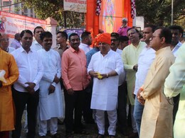 नातं आधी राजकारण नंतर, शिंदेंचा माजी नगरसेवक करतोय विरोधी उमेदवाराचा प्रचार