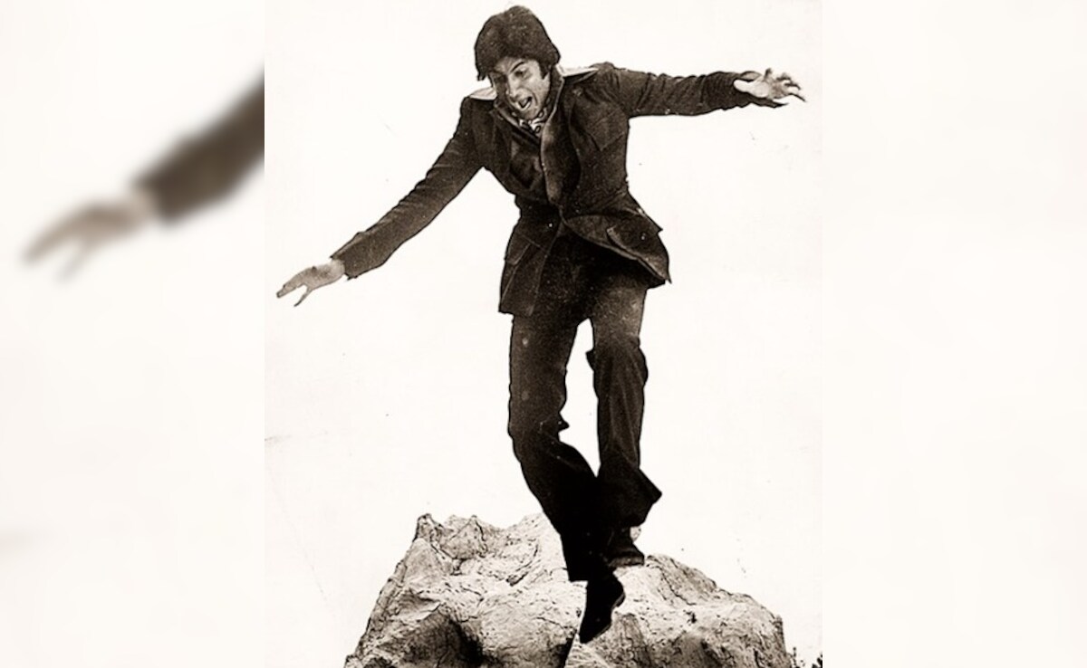 Amitabh Bachchan Recalls Jumping From A 30-Foot Cliff Without Harness For A Film: "Those Were The Days" Amitabh Bachchan Recalls Jumping From A 30-Foot Cliff Without Harness For A Film: "Those Were The Days"