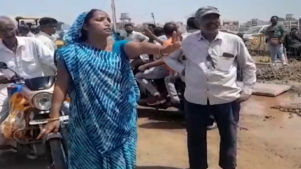 मंदसौर में रेलवे ओवर ब्रिज के निर्माण में अनियमितता, नाराज लोगों ने कर दिया चक्का जाम